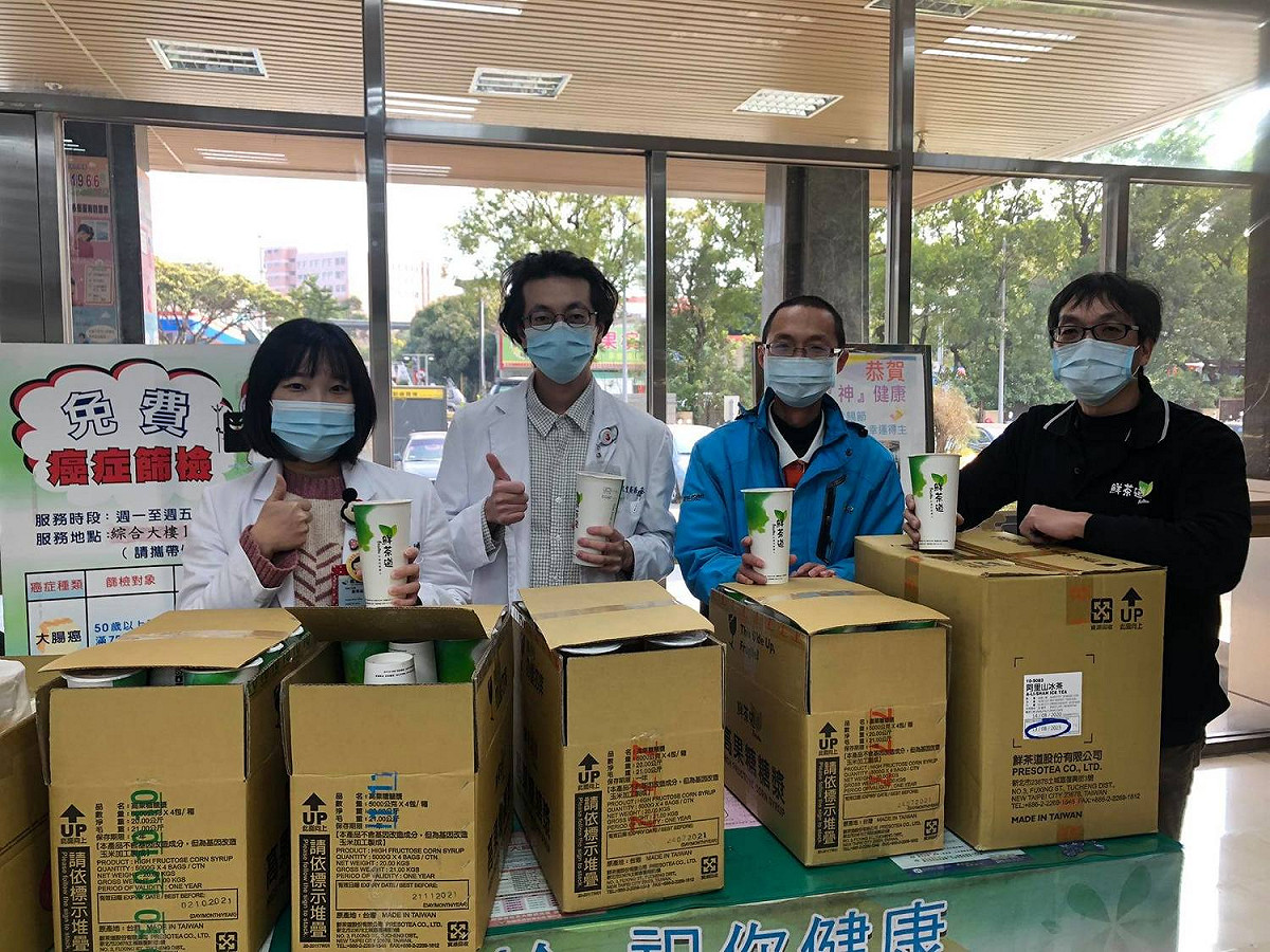 全台從南郅北撐醫護，衛福部立桃園醫院收到台南陳小姐送的200杯飲料，表示就像在沙漠中看到一片綠洲，充滿希望。 圖：翻攝自部立桃園醫院臉書