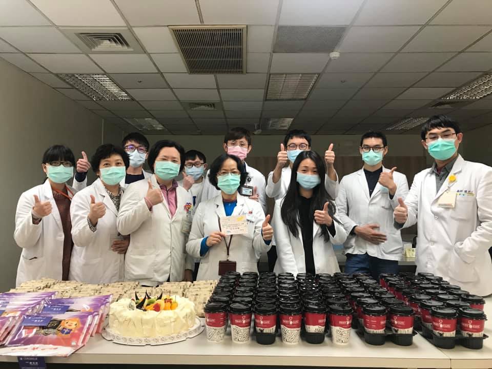 衛福部桃園醫院爆發醫護為照顧武漢肺炎病患，遭到感染事件，近來收到各地民眾支援物資，為醫護加油打氣。 圖：翻攝自部立桃園醫院臉書