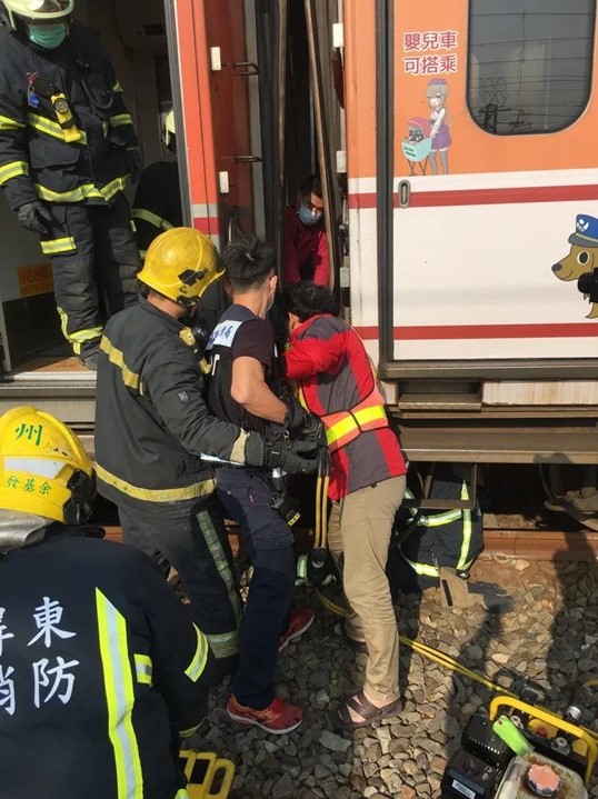 台鐵局昨傳職安意外，潮州車輛基地調車員被車廂重夾，傷重不治。 圖：屏東縣政府消防局／提供