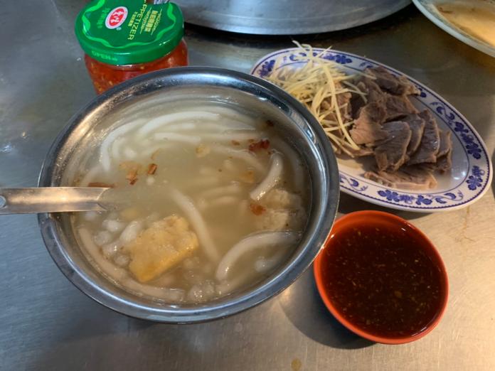 有網友詢問台灣小吃店常見的「嘴邊肉、肝連、骨仔肉」哪一樣CP值最高？引發討論。 示意圖／記者蔡琇惠攝，資料照片