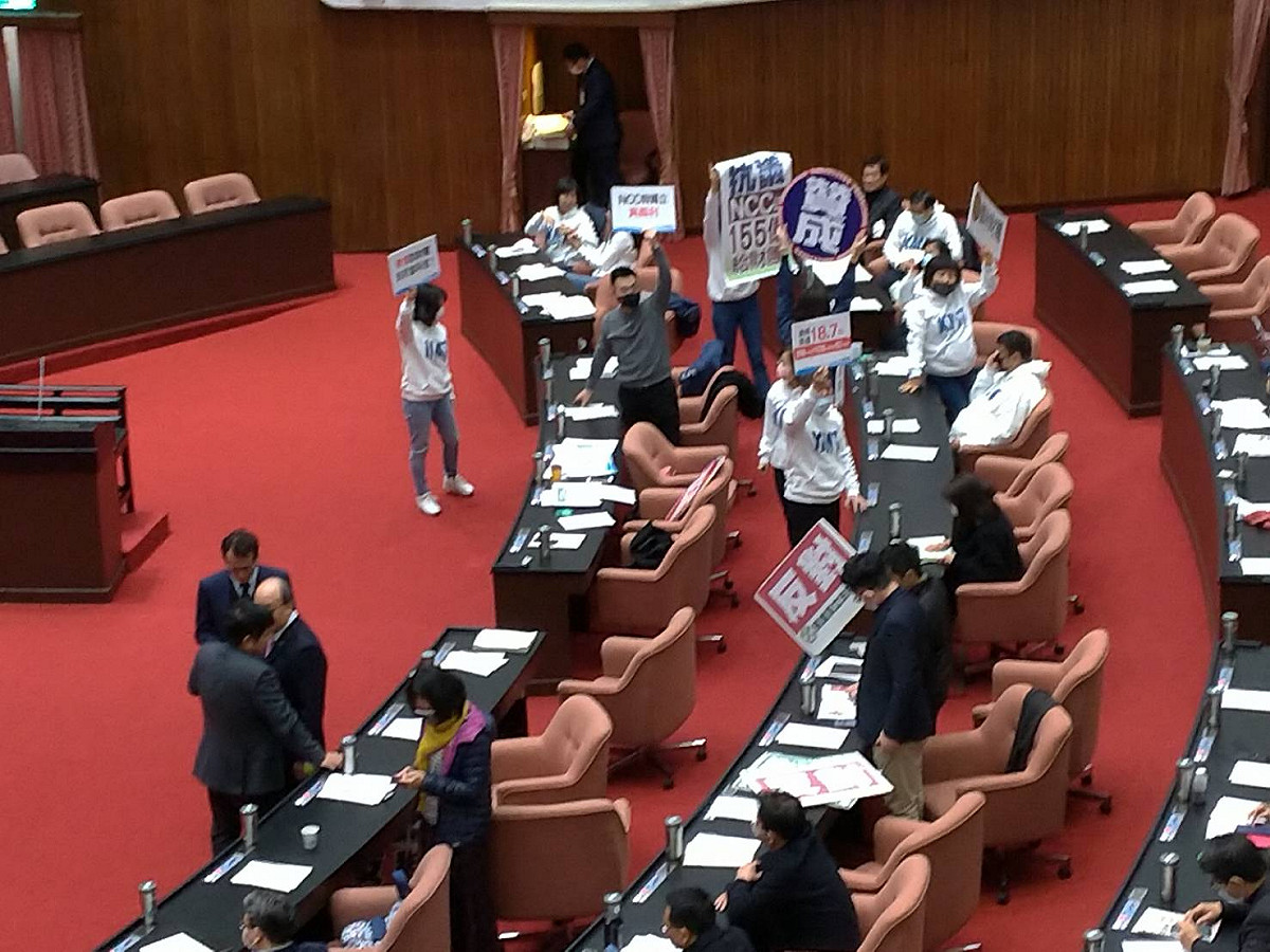 立法院院會今天（19日）處理中央政府前瞻基礎建設計畫第3期特別預算案，藍委高舉標語以示抗議。 圖:陳佩君/攝