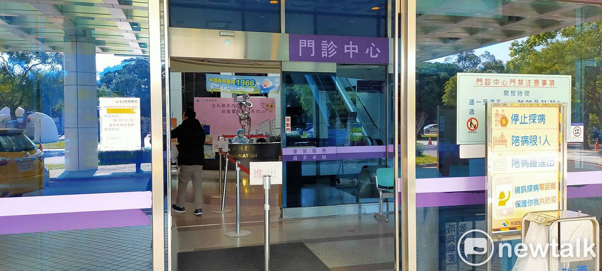 部立桃園醫院證實就是爆出院內群聚感染的「北部醫院」，不過還是有民眾到醫院看診。 圖：林昀真／攝