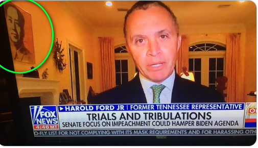 小哈羅德‧福特（Harold Ford Jr.）受訪時被眼尖網友發現牆上竟掛著前中共領導人毛澤東肖像畫。 圖：／翻攝Twitter