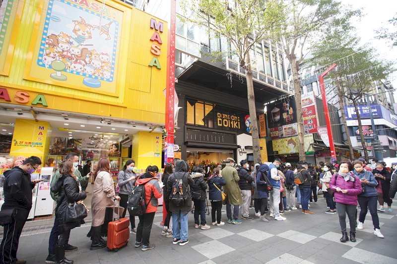 日本知名零售連鎖店「驚安殿堂 唐吉訶德」台灣首號店「DON DON DONKI西門店」今天上午10時開幕。 圖:中央社