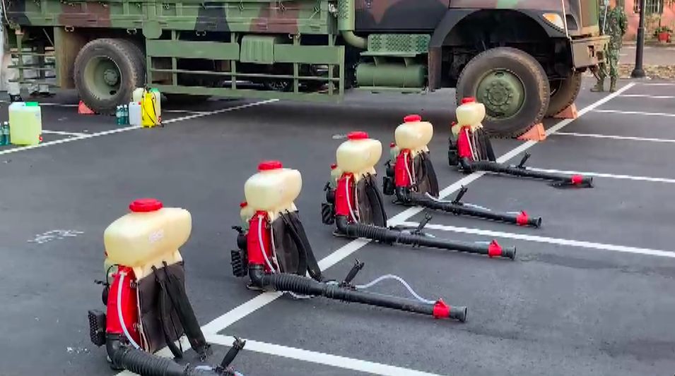 化學兵主要在醫院外協助病患消毒行李轉院，不會進入院內。 圖：林昀真／攝