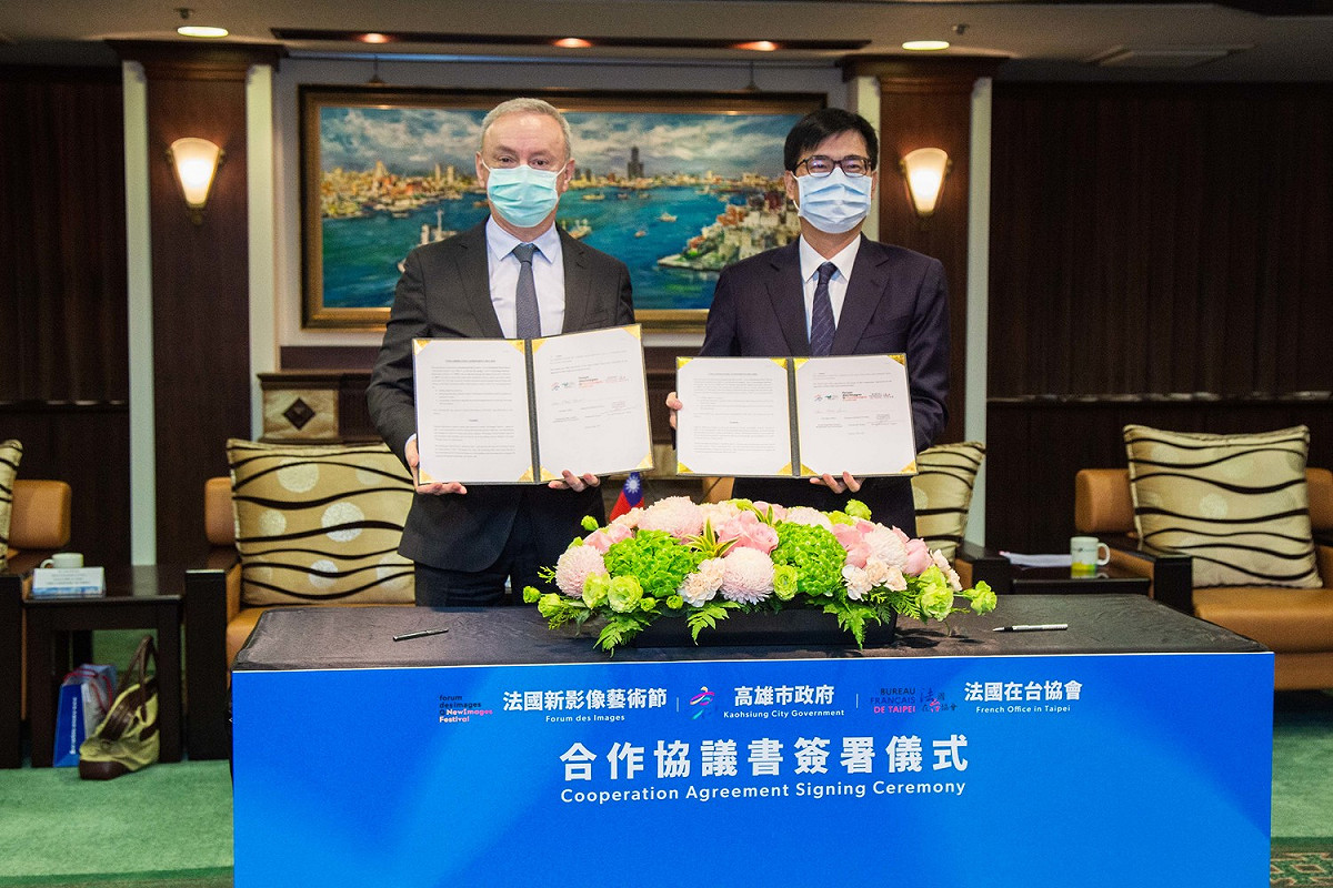 陳其邁(右)、公孫孟代表雙方簽署VR合作新協議。 圖：高雄市政府/提供