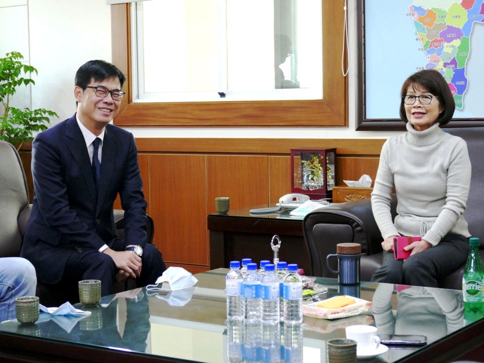 陳其邁(左)拜會曾麗燕尋求支持總預算案過關。 圖：高雄市議會/提供