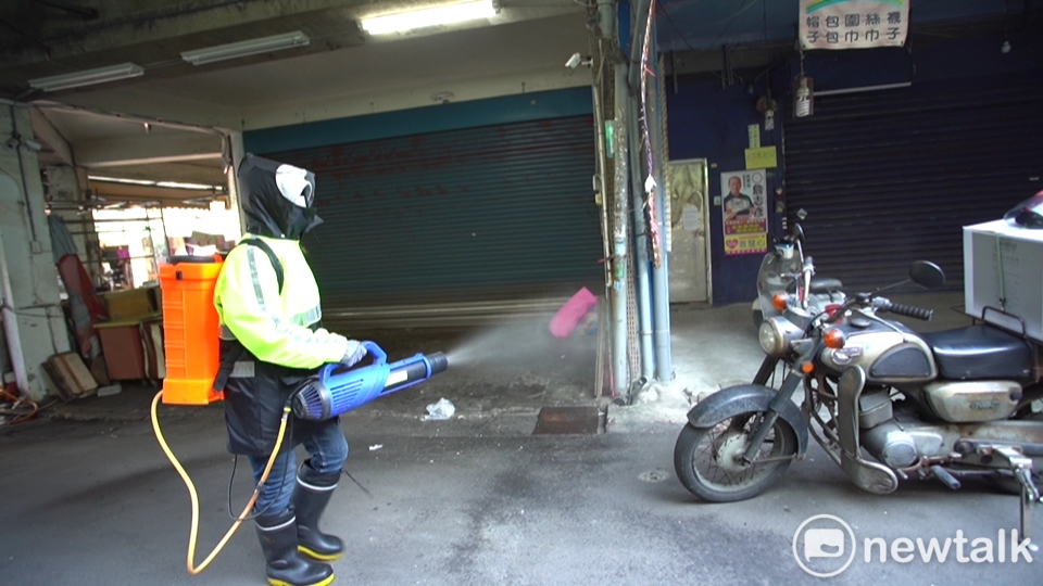 市府派員至南門市場噴灑消毒劑。 圖：林昀真/攝