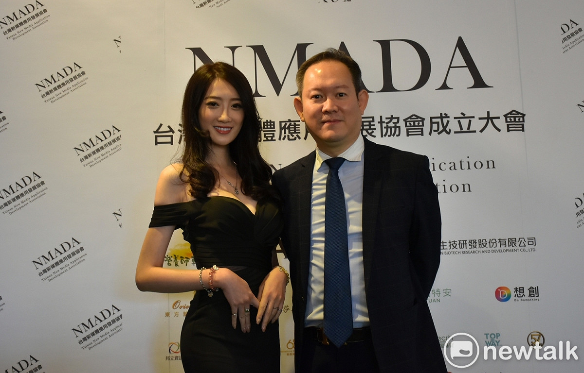 亞洲小姐台灣區組委會主席郭鎮豪(右)與2020亞洲小姐台灣賽區東方魅麗完美女神大賞呂昀儒。 圖：孫家銘/攝