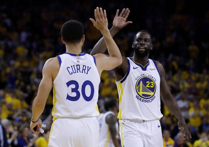 Draymond Green（右）和Stephen Curry合作無間。 圖／美聯社／達志影像