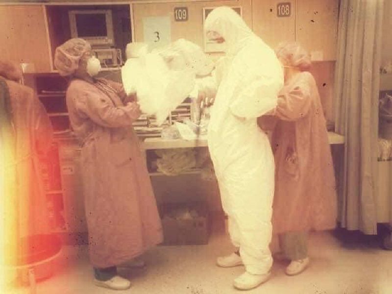 白永嘉醫師分享SARS期間，著裝準備為病患插管的照片。 圖：翻攝自急診醫師的眼睛（白永嘉醫師）臉書