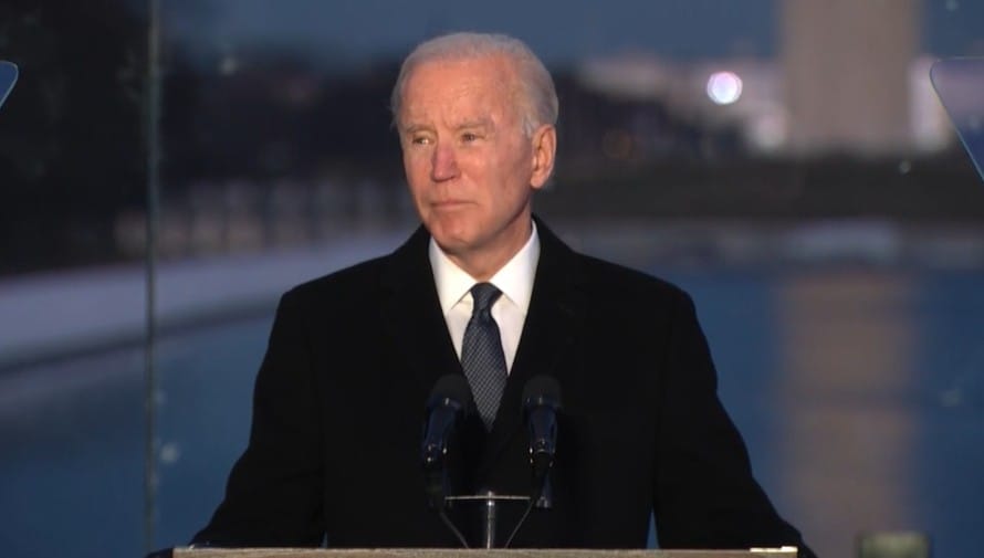 拜登含淚表示：「讓我們在黑暗中點亮神聖的倒影池邊的燈火，並紀念所有我們逝去的同胞。」 圖：翻攝拜登臉書（資料照）