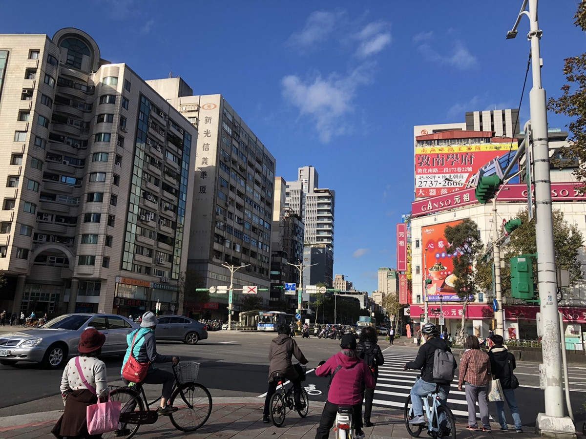 今天是24節氣中的「大寒」，不過氣象專家吳德榮表示，白天中南部高溫可能達27、28度。 圖：汪靖軒／攝