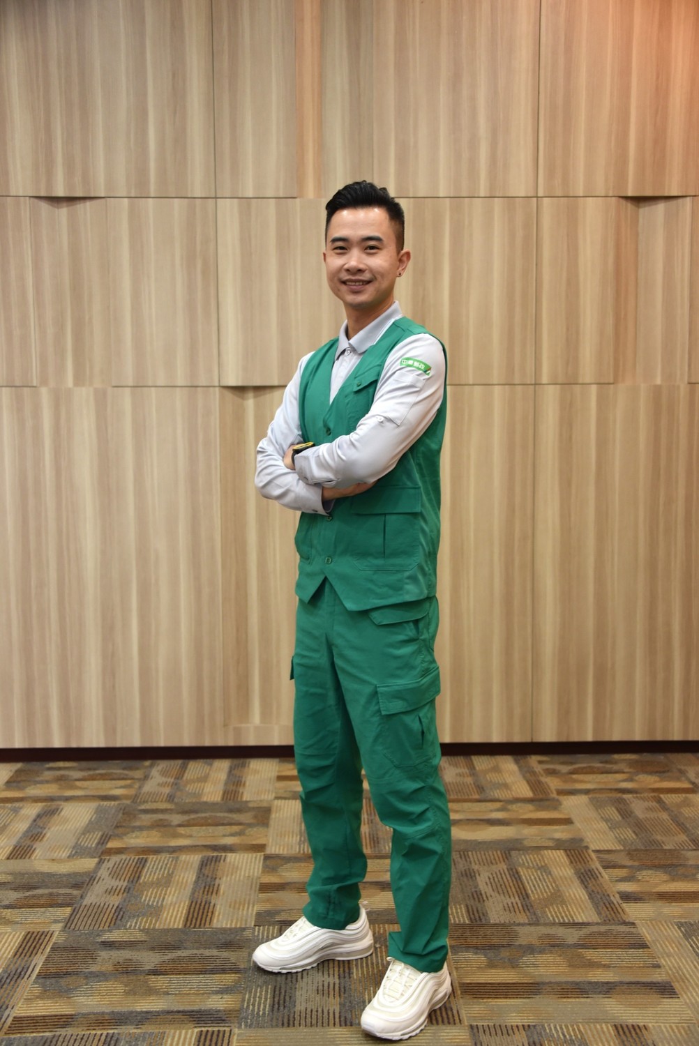 以郵局經典綠色為主視覺，搭配銀白色的POLO衫。 圖：中華郵政／提供