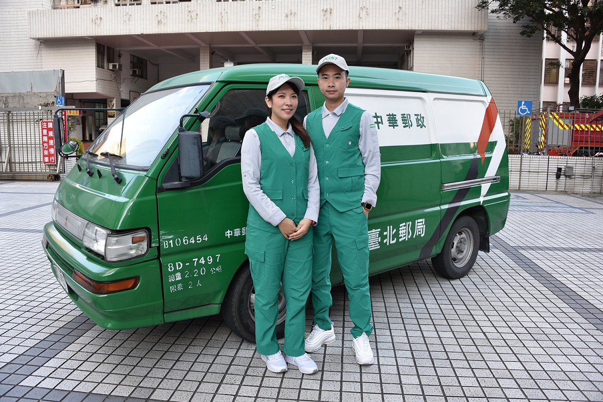 預計3、4月較為回暖後，市民朋友便能在大街小巷看到穿著新款制服的郵差。 圖：中華郵政／提供