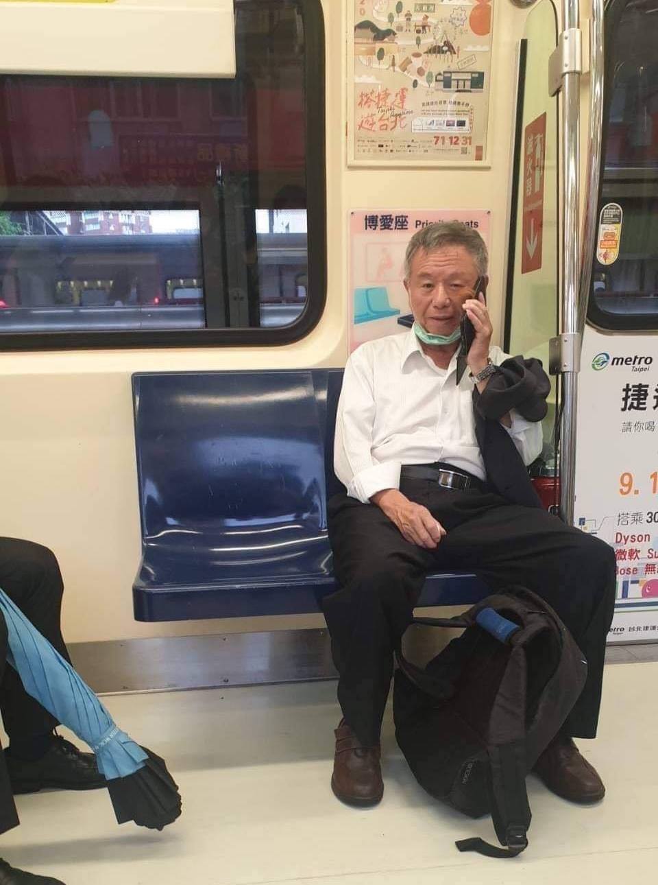 楊志良19日晚間遭起底，在防疫期間搭乘大眾運輸工具未將口罩戴好。 圖：取自水鏡政經學院臉書