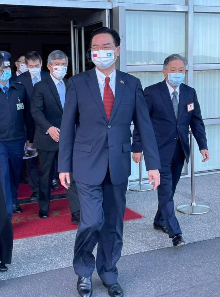 外交部長吳釗燮以總統特使身分，今（20）早率團搭機前往帛琉，參加該國總統就職典禮。 圖：外交部／提供（資料照）