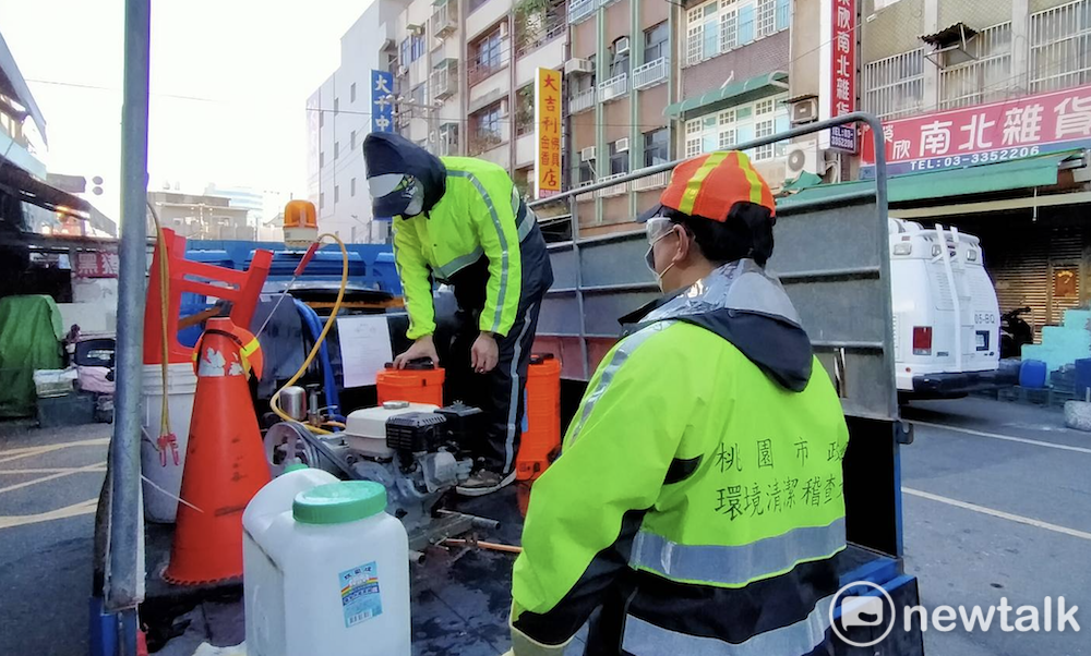 市府環保局今早派員前往南門市場進行大消毒。 圖：林昀真/攝