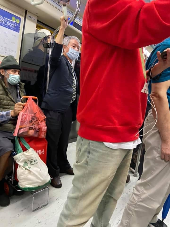 楊志良再被爆出10月份時在捷運上也沒有戴好口罩。 圖：翻攝自Emmy追劇時間 粉絲專頁