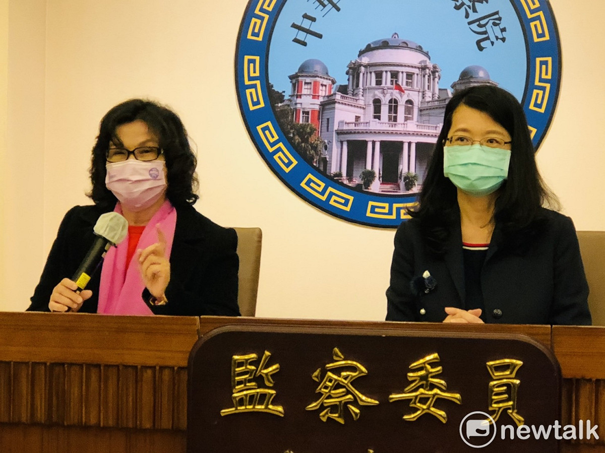 監察院昨天以13：0通過台北地檢署前檢官蔡甄漪的彈劾案，並於今(20)日下午在監察院召開記者會說明，右為監委王幼玲，左為監委王美玉。 圖：謝莉慧/攝