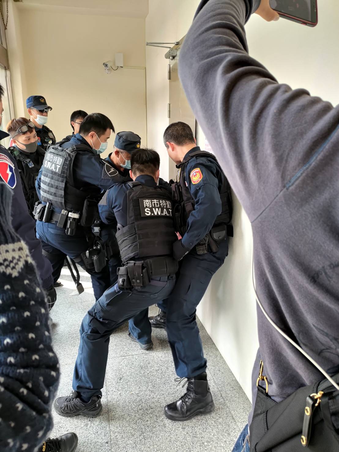 檢警偵辦陳盈助網路非法博奕案，攻堅破獲水房。 圖：嘉義地檢署/提供