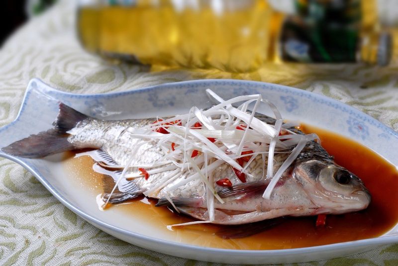 去除魚腥味有撇步！除了加入蔥、薑或米酒，在清洗魚肉時，也可試試「這一招」。 圖／取自pixabay