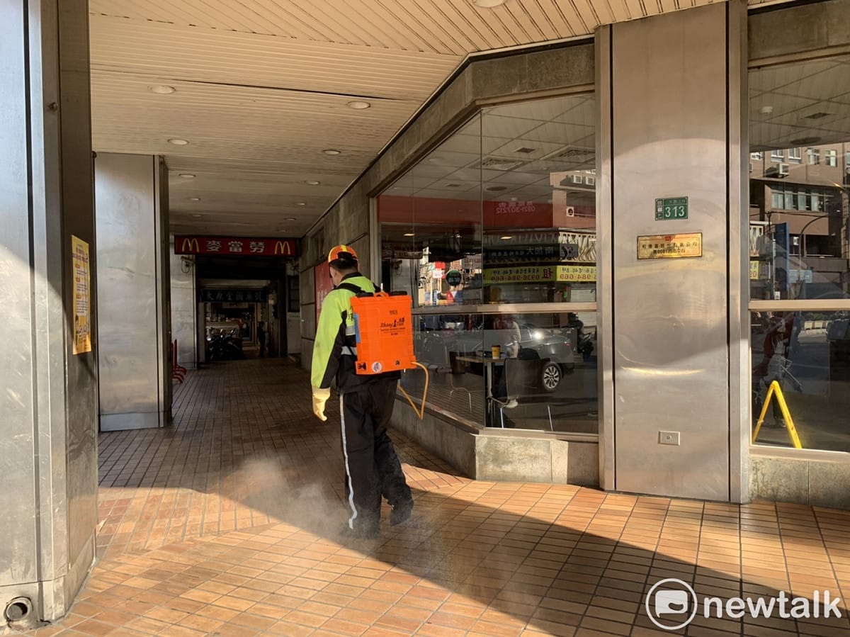 環保局人員至麥當勞三民店消毒環境。 圖：林昀真/攝