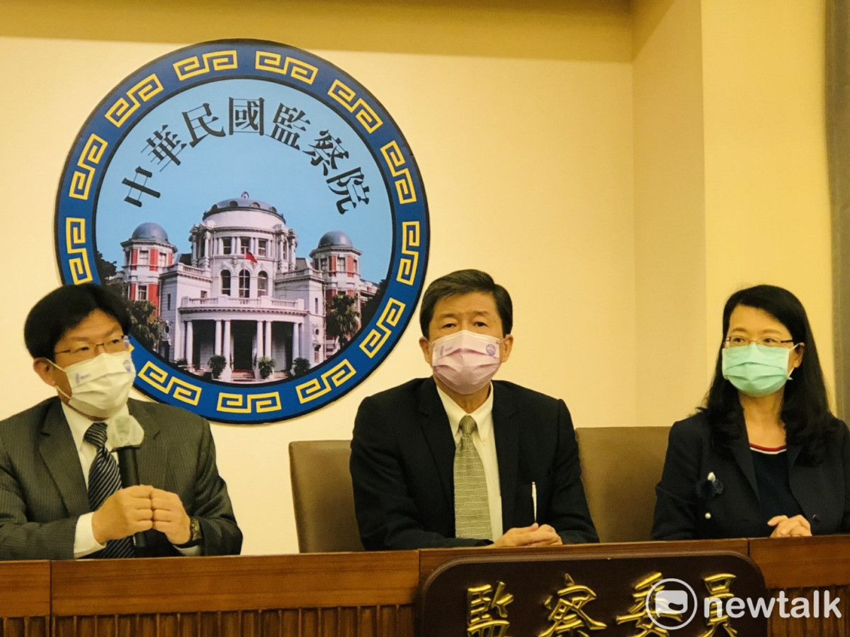 監察院司法及獄政委員會今（20）天臨時召開記者會，就司法院及法務部公布的石木欽案調查報告進行初步回應，圖（中）為該會召集人蔡崇義，左右分別是調查該案監委王美玉和高湧誠。 圖：謝莉慧/攝
