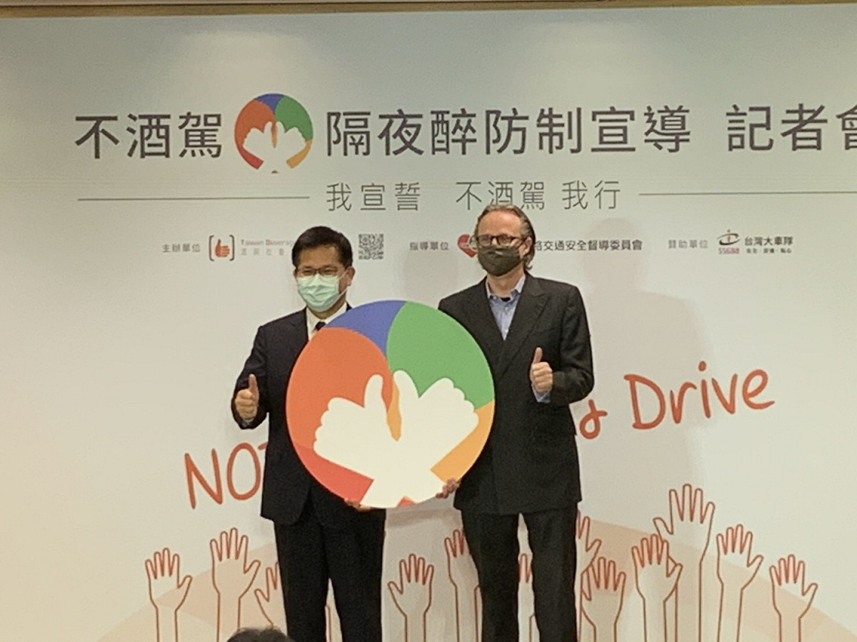 交通部長林佳龍和知名Youtuber合作拍攝影片宣導不要宿醉開車。 圖：交通部／提供