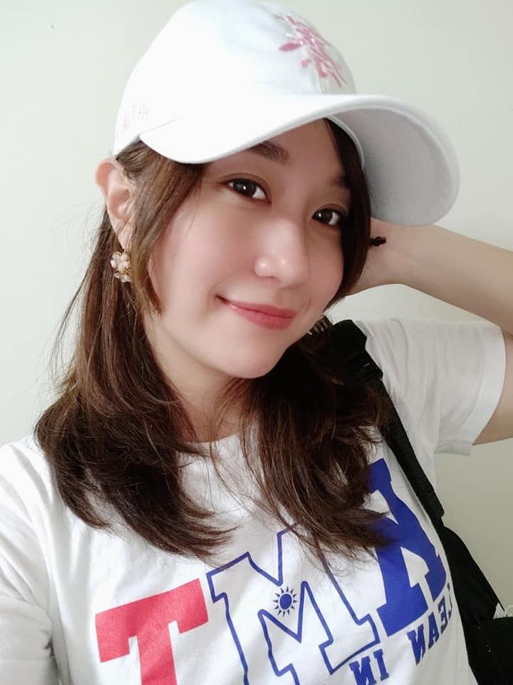 已故高雄市議長許崑源之女許采蓁長相甜美，外型亮眼。 圖：取自許采蓁臉書