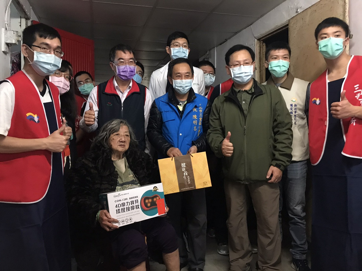 歲末送暖，新北市民政局啟動50場替代役獨老關懷及年節大掃除。  圖：新北市民政局提供