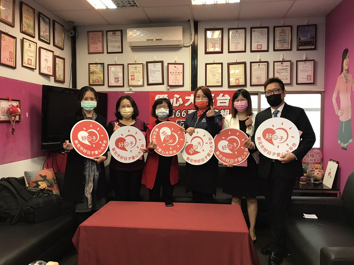 新北市議員劉美芳偕好友捐年菜；左起復興空廚陳宜君經理、捐贈者陳宥豪媽媽、社會局副局長許秀能、新北市議員劉美芳、博望法律事務所洪瑄憶律師、捐贈者廖國貿。   圖：新北市社會局提供