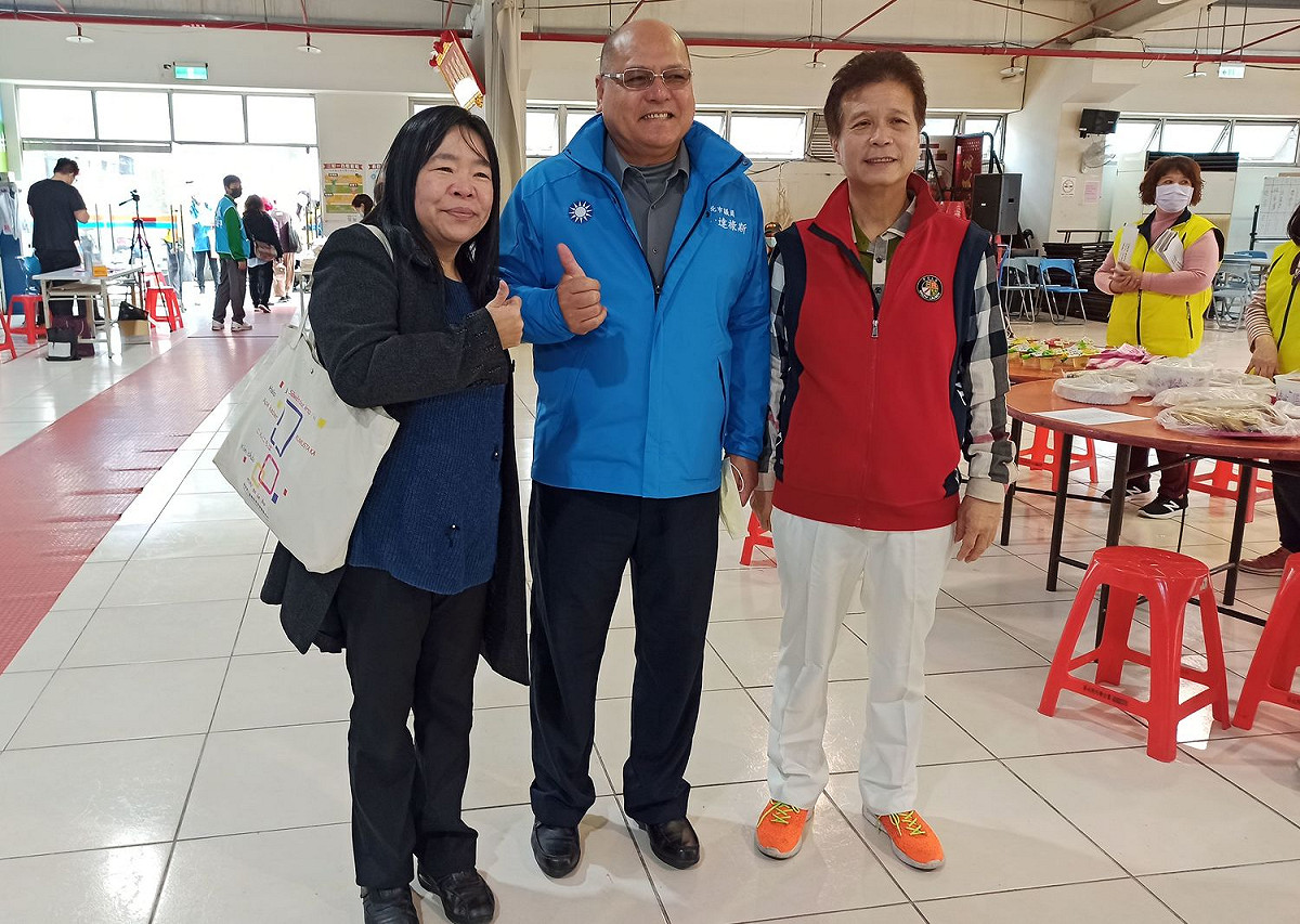 社會局主秘吳淑芳（左）到場感謝汐止厚德里長陳有諒（右）揪團送 42桌年菜，中為市議員忠仁˙達祿斯。 圖：新北市社會局提供