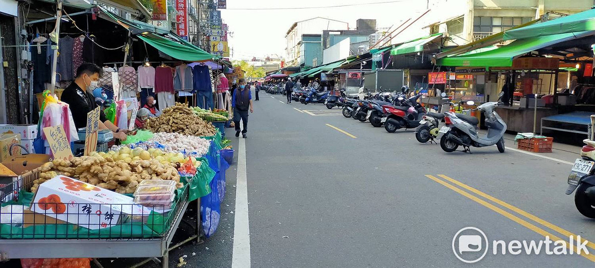 平常文化街上的機車停滿滿，行人難以通過，今天卻不見採買人潮和車潮。 圖：林昀真／攝
