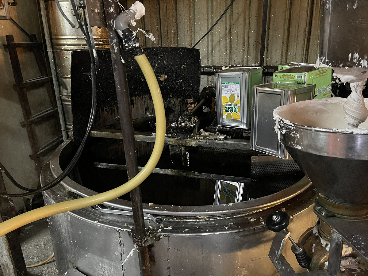 環保稽查人員持續查證，發現廢水污染源來自天婦羅食品工廠，清洗廠房及設備的廢水未妥善收集處理。 圖：新北市環保局提供