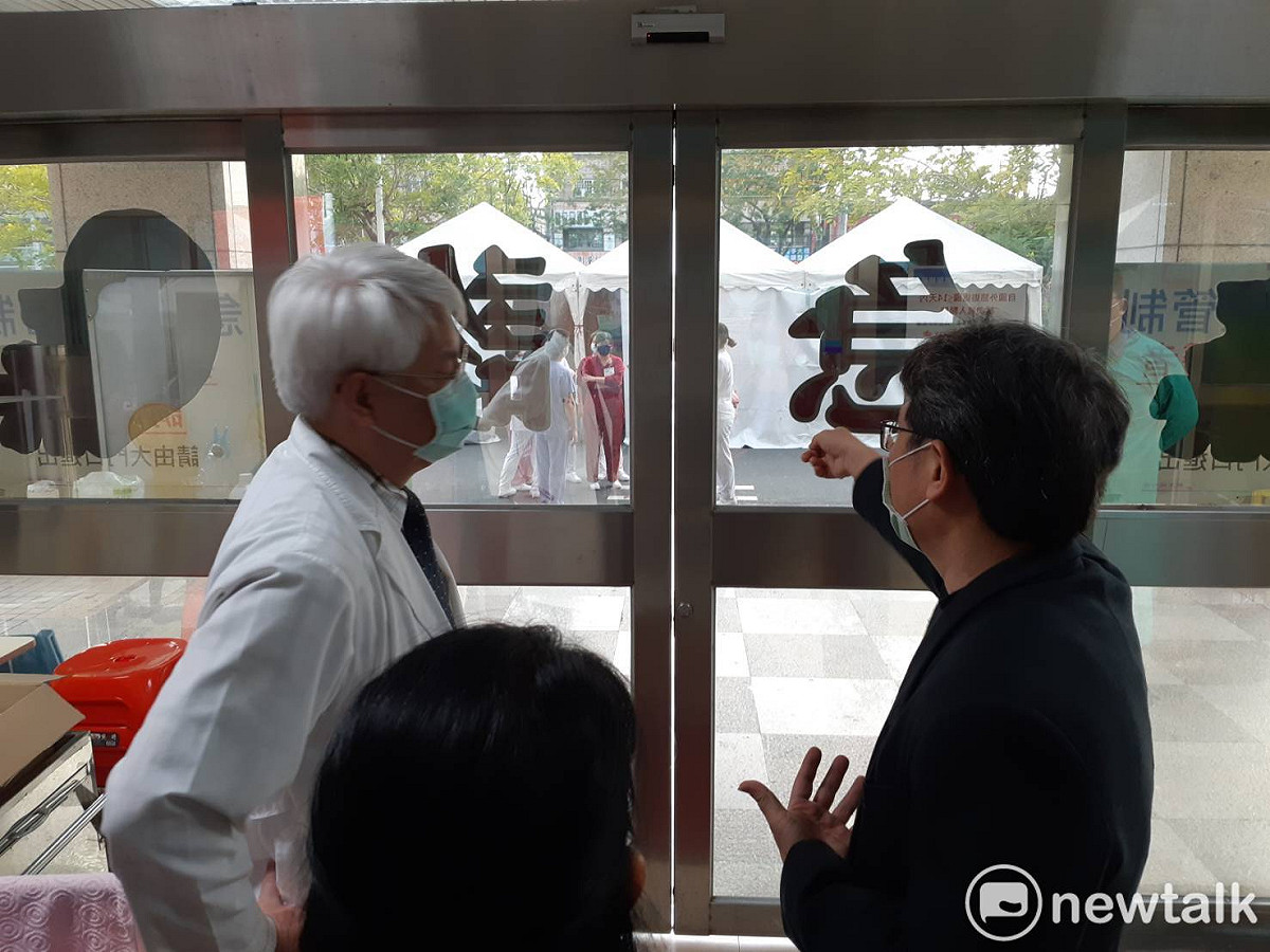 嘉義市衛生局長張耀懋與衛福部嘉義醫院院長黃元德，視察部嘉急診設施。 圖：蔡坤龍/攝