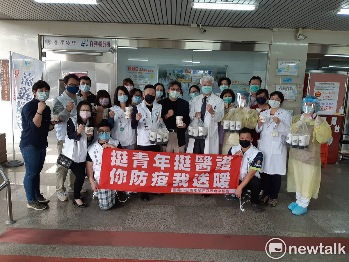 嘉義市挺青年多元發展創業協會今天到部立嘉義醫院，捐贈燒仙草和飲料給辛苦的醫護人員。 圖：蔡坤龍/攝