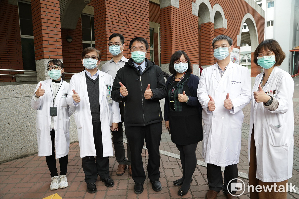 近日國內疫情升溫，前線抗疫醫護人員以醫療專業守護市民健康，台南市長黃偉哲體恤防疫戰士的辛勞，致贈新鮮蘋果、茂谷柑給南市14家Covid-19收治醫院。 圖：黃博郎／攝