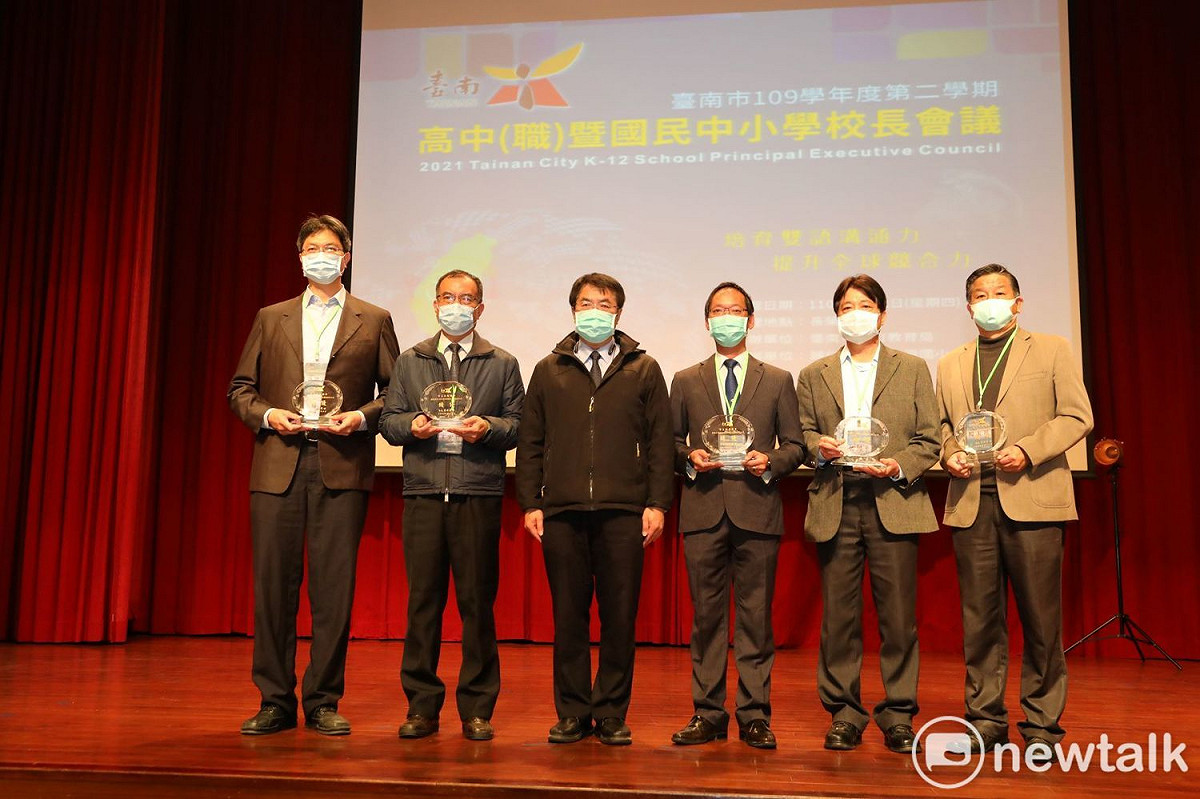 台南市長黃偉哲出席「台南市109學年度第2學期高中職暨國民中小學校長會議」，感謝校長們在過去一學期來的辛勞奉獻與努力，讓台南市的教育在各項教育評比中獲得佳績。 圖：黃博郎／攝
