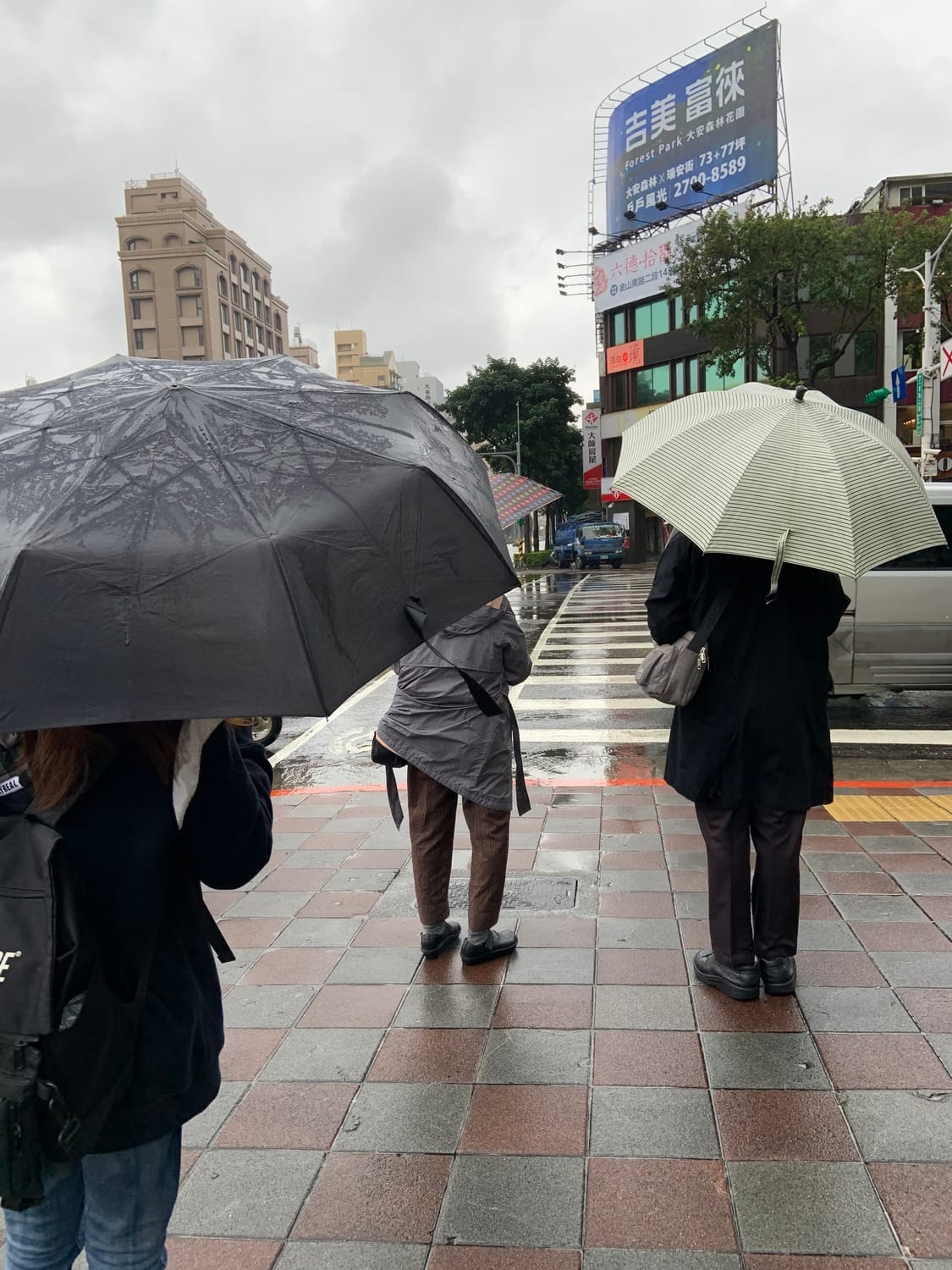 氣象局表示，受到南方雲系影響，今日南部、東半部及恆春地區可能出現短暫陣雨，北部、中部也會有零星雨勢。 圖：張家寧／攝
