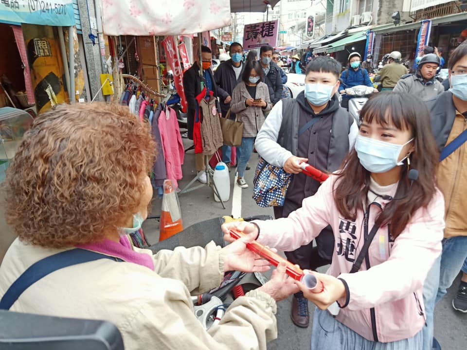 儘管面臨罷免投票，高雄市議員黃捷（右）仍努力掃街與民眾互動，在市場發送春聯受到歡迎。 圖：翻攝自黃捷臉書