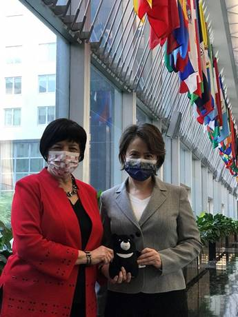 我駐美代表蕭美琴（右）帶著台灣黑熊玩偶造訪美國國務院國際事務局，受到熱情接待。 圖：翻攝自IO Bureau推特