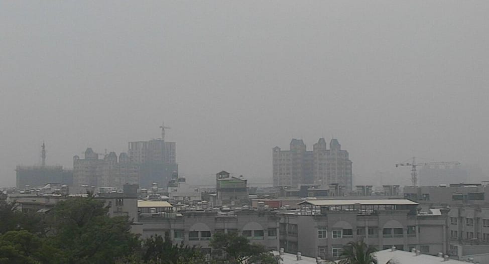 今日中南部空氣品質不佳，上午已有18測站出現紅色警戒等級(圖為仁武測站)。 圖：翻攝自環保署空氣品質監測網