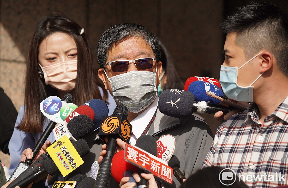 桃市衛生局長王文彥說明衛生局人員發燒，與疫情無關。 圖：林昀真/攝