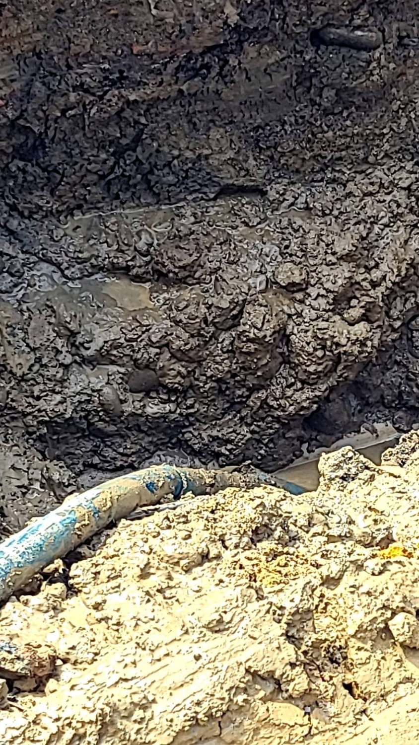 新北市土城區發生自來水管破裂，超過3千戶緊急停水。 圖：翻攝自吳琪銘臉書