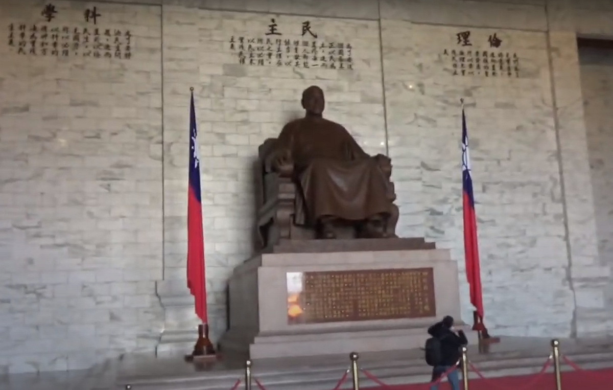 台灣國蛋洗蔣介石銅像 圖:擷取自youtube