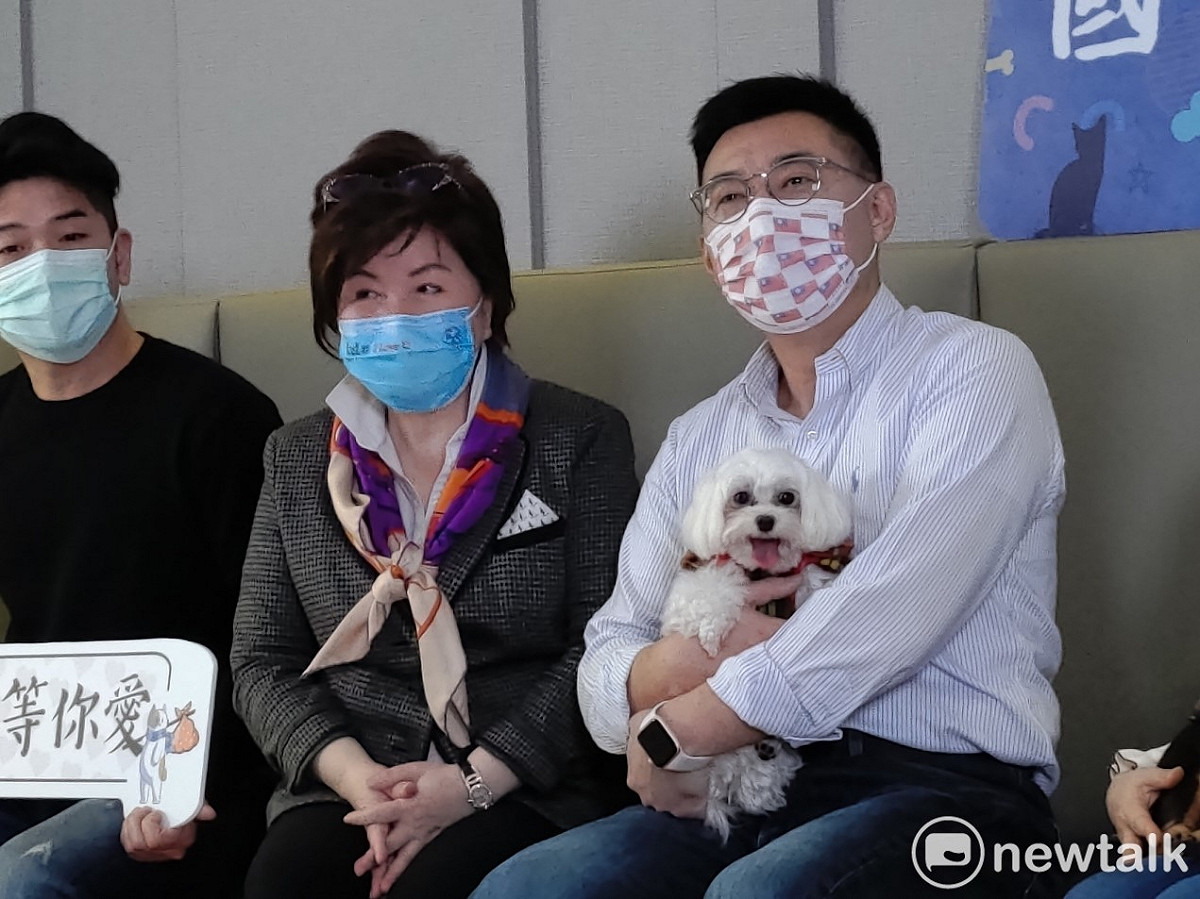 國民黨舉辦動物日活動，國民黨主席江啟臣抱著國民黨立委張育美的愛犬LULU。 圖：黃建豪/攝