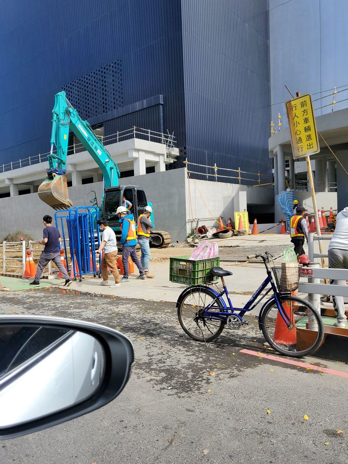 民進黨議員鍾佩玲接獲百齡高中學測生家長陳情，附近北藝中心工地施工的噪音干擾考生。 圖：鍾佩玲辦公室 / 提供