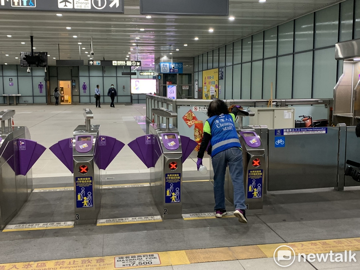 桃捷公司啟動「全線車站大規模清潔消毒作業」，於結束營運時間後，仔細消毒車站每一個角落。 圖：林昀真/攝