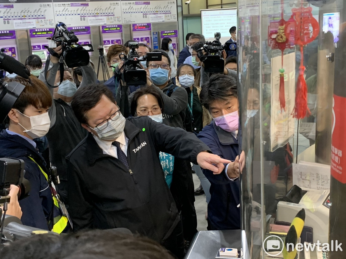 鄭文燦視察A7站防疫清消作業。 圖：林昀真/攝